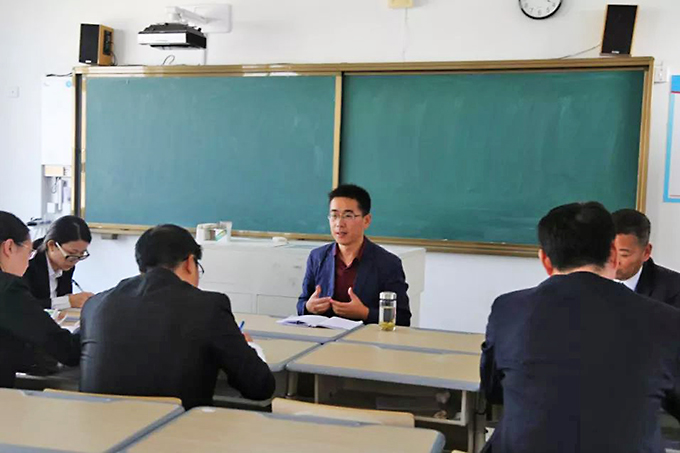 教研員與我校教師進(jìn)行探討交流